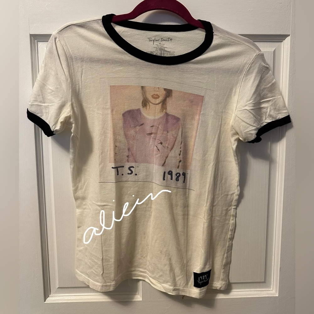 Taylor Swift 1989 Tour Shirt Medium